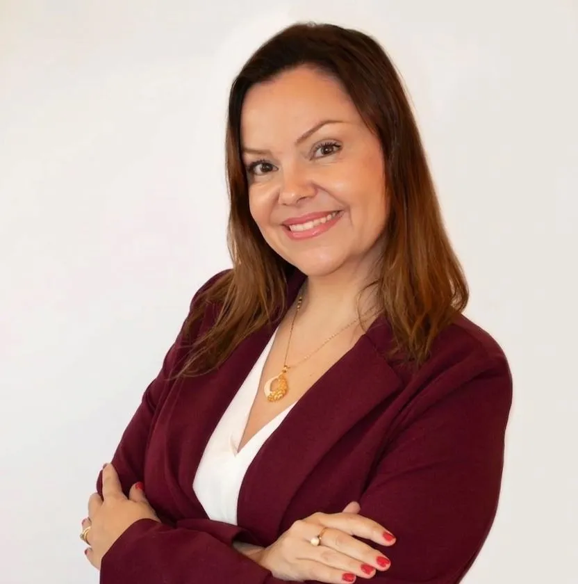 Danielle Corsi, psicóloga e aromaterapeuta, retrato editorial em luz natural